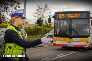 Policjantka kieruje ruchem