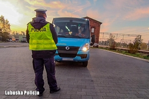 policjant kontroluje autokar