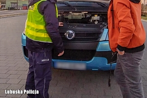 policjant kontroluje autokar