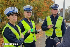 policjanci trzymają odblaski