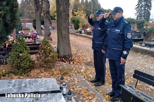 policjanci oddają cześć zmarłemu policjantowi