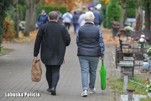 Osoby odwiedzające groby bliskich