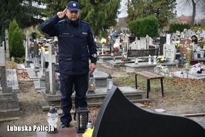 policjant oddaje cześć zmarłemu policjantowi