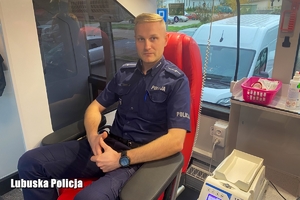 Policjant w mobilnym punkcie oddawania krwi