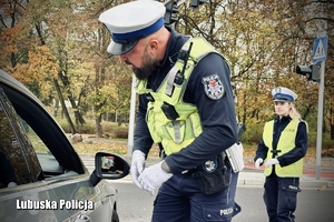 policjant rozmawia z kierowcą