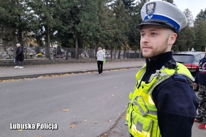 policjant obserwuje ruch pojazdów na drodze