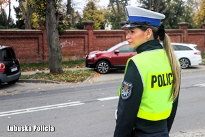 Policjantka podczas służby na drodze