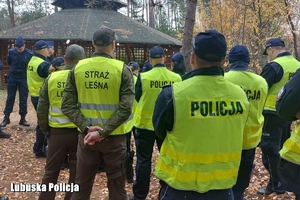 mundurowi w lesie podczas ćwiczeń