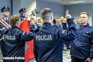 Nowi policjanci podczas ślubowania