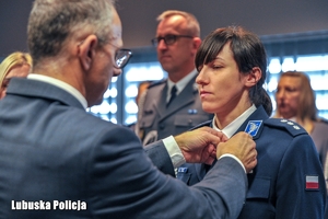 Policjantka otrzymuje medal od Wojewody