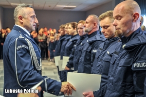 Komendant Wojewódzki wspólnie z nowymi policjantami.