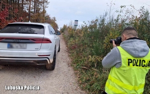 policjant prowadzi oględziny pojazdu