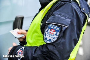 Policjant trzyma dokumenty