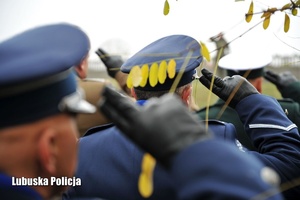 Salutujący policjanci