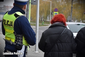 Policjant z pieszymi