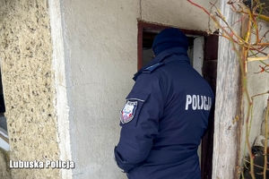 Policjant sprawdza pustostan