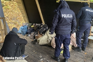 policjanci rozmawiają z bezdomnymi