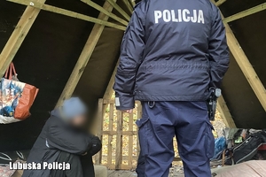 policjanci rozmawiają z bezdomnymi