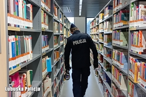 policjant sprawdza pomieszczenie w bibliotece