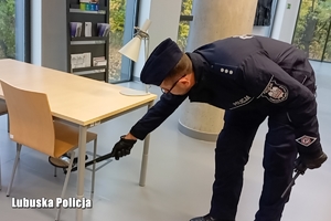 policjant sprawdza pomieszczenie w bibliotece