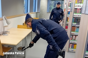 policjant sprawdza pomieszczenie w bibliotece