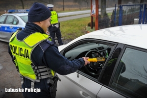 policjant sprawdza trzeźwość kierowcy