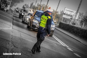 policjant kieruje ruchem