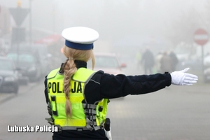 policjantka kieruje ruchem