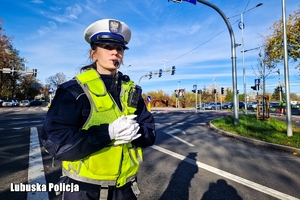 policjantka obserwuje ruch na drodze