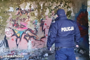 policjant sprawdza pustostan