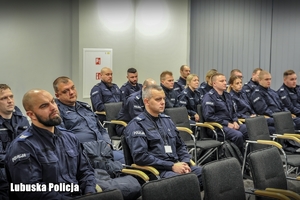 policjanci na sali szkoleniowej