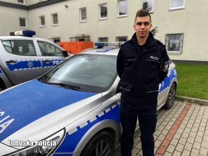 Policjant przy radiowozie