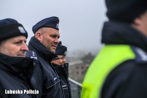 I Zastępca Komendanta Wojewódzkiego przygląda się ćwiczeniom