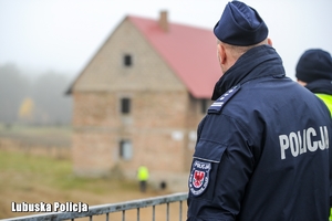 I Zastępca Komendanta Wojewódzkiego przygląda się ćwiczeniom