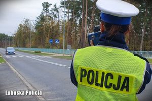 policjantka kontroluje prędkość pojazdów