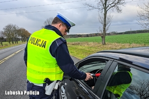 Policjant sprawdza trzeźwość kierowcy