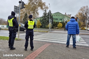 Policjanci przy przejściu dla pieszych