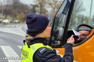 Policjantka rozmawia z kierowcą pojazdu