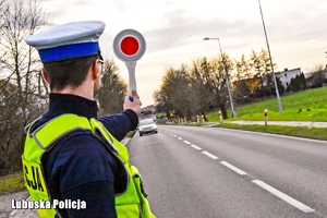 Policjant ruchu drogowego zatrzymuje pojazd do kontroli