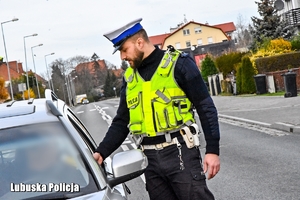 Policjant ruchu drogowego sprawdza trzeźwość kierowcy