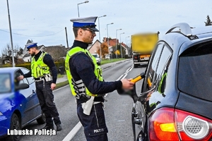 Policjant ruchu drogowego sprawdza trzeźwość kierowcy