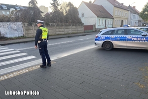 Policjant obserwujący przejście dla pieszych