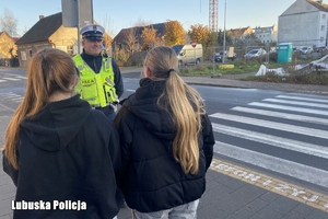 Policjant rozmawia z pieszymi