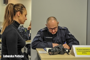 Policjant wypełnia dokumenty