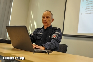 Policjant podczas przedstawiania prezentacji