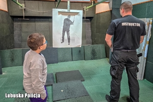 chłopczyk z policjantem na strzelnicy