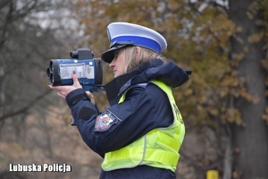 policjantka kontroluje prędkość