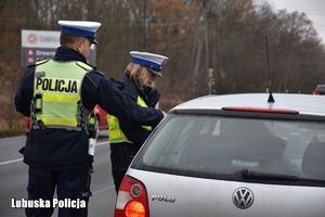 policjanci kontrolują kierowcę