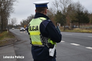 policjant obserwuje ruch pojazdów