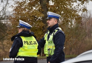 policjanci stoją przy drodze